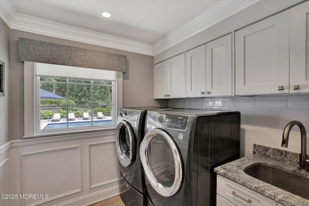 Interior, Recessed Lighting, Washer, Wood Texture Flooring
