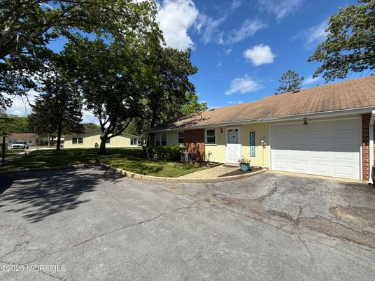 Attached, Exterior, Facade, Brick Facade, Ranch