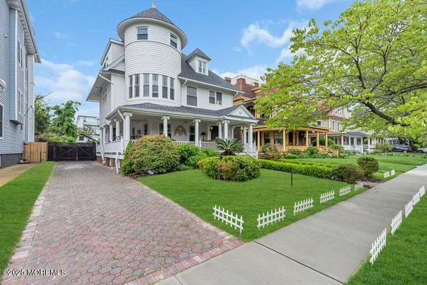 Exterior, Facade, Queen Anne Victorian