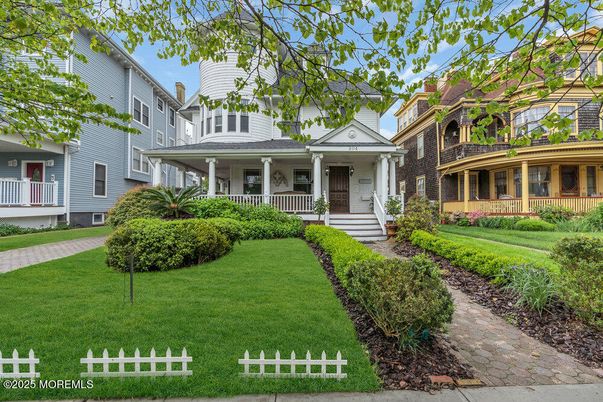 Exterior, Facade, Brick Facade, Queen Anne Victorian