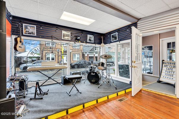 Fitness Equipment, Interior, Recessed Lighting, Wood Texture Flooring