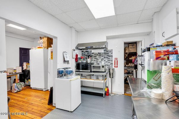 Interior, Recessed Lighting, Washer, Wood Texture Flooring