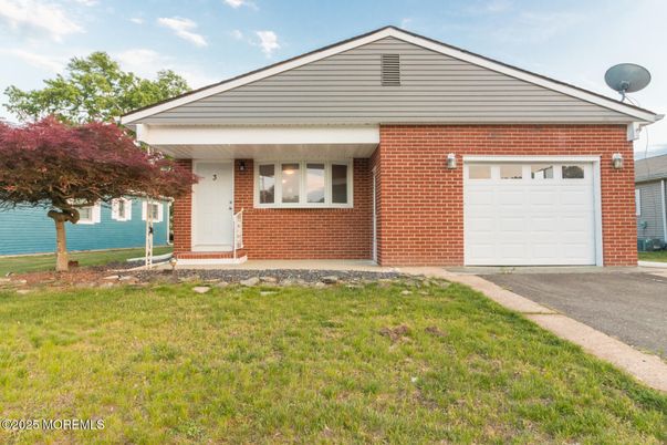 Attached, Exterior, Facade, Brick Facade, Ranch