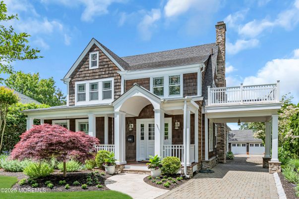 Attached, Exterior, Facade, Queen Anne Victorian