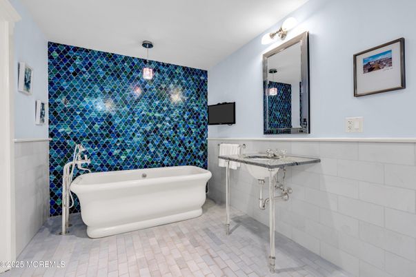 Bathroom, Free Standing Baths, Interior, Pendant Lights