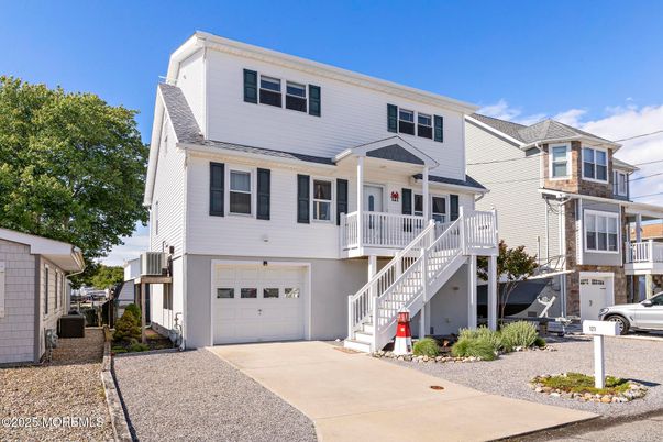 Attached, Exterior, Facade, Rowhouse