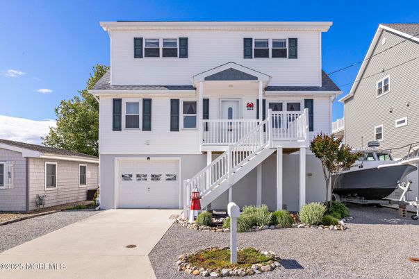 Attached, Exterior, Facade, Raised Ranch