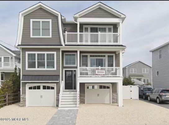 Attached, Exterior, Facade, American Craftsman