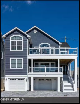 Attached, Exterior, Facade, American Craftsman