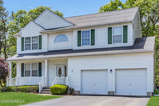 Attached, Exterior, Facade, Cape Cod