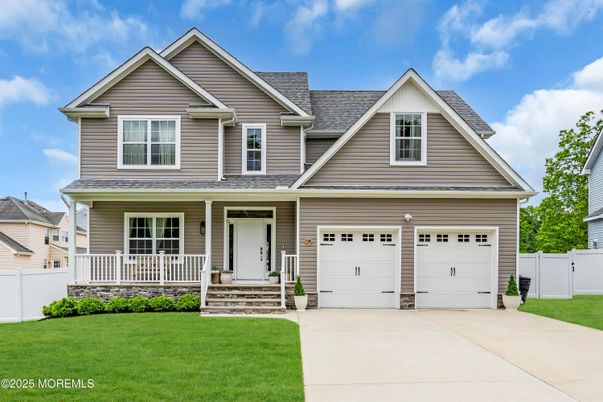 Attached, Exterior, Facade, American Craftsman