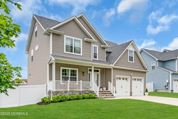 Attached, Exterior, Facade, Farmhouse