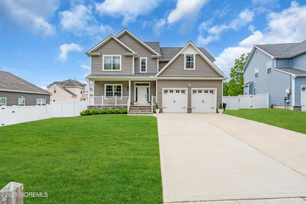 Attached, Exterior, Facade, Farmhouse