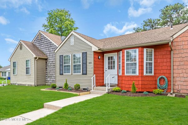Exterior, Facade, Ranch