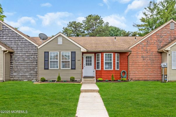 Exterior, Facade, Ranch