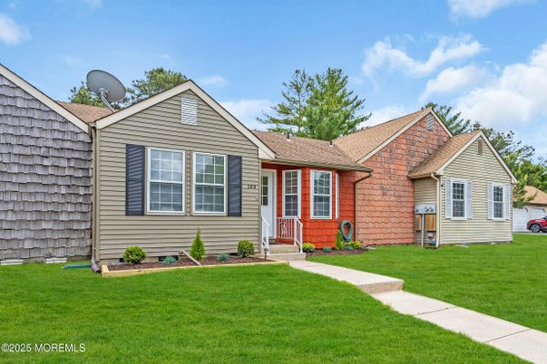 Exterior, Facade, Ranch