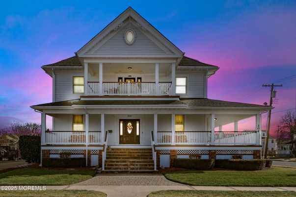 Exterior, Facade, Queen Anne Victorian