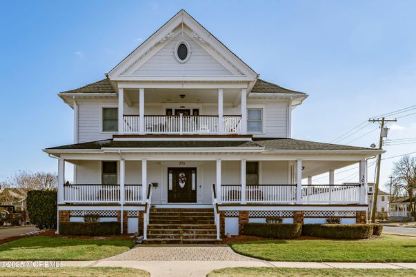 Exterior, Facade, Queen Anne Victorian