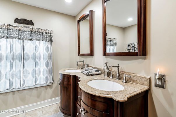 Bathroom, Dual Sink Vanities, Interior, Recessed Lighting