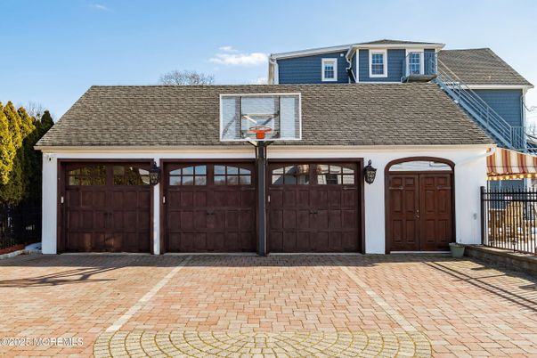 Attached, Exterior, Facade, Cape Cod