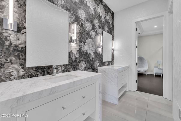 Bathroom, Dual Sink Vanities, Interior, Recessed Lighting