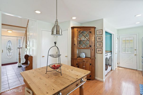 Interior, Pendant Lights, Recessed Lighting, Washer, Wood Texture Flooring