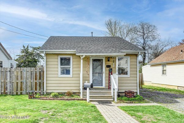 Exterior, Facade, Cape Cod