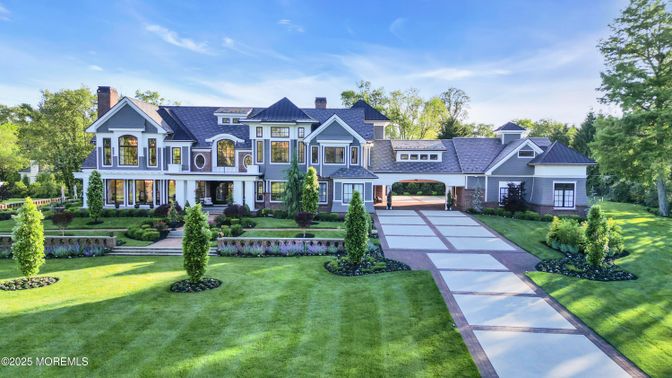 Backyard, Exterior, Facade, Queen Anne Victorian