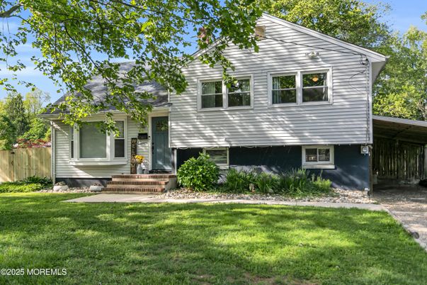 Exterior, Facade, Raised Ranch
