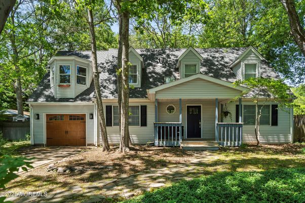 Attached, Exterior, Facade, Cape Cod