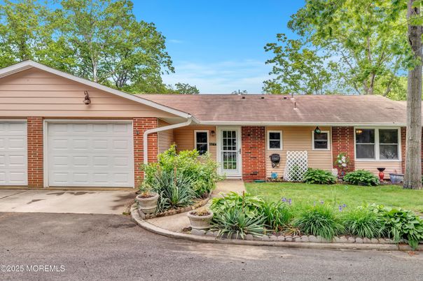 Attached, Exterior, Facade, Brick Facade, Ranch