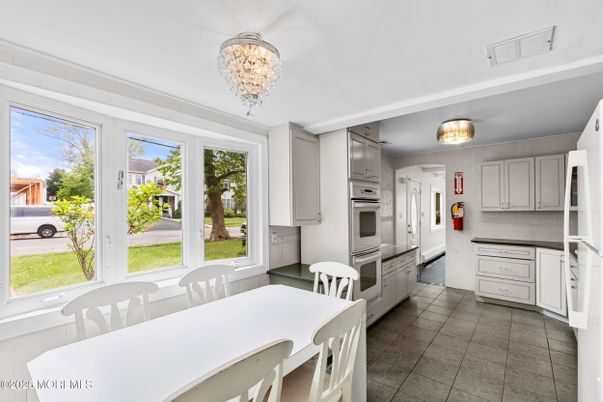 Chandelier, Dining room, Interior, Kitchen, Stainless Steel Appliances