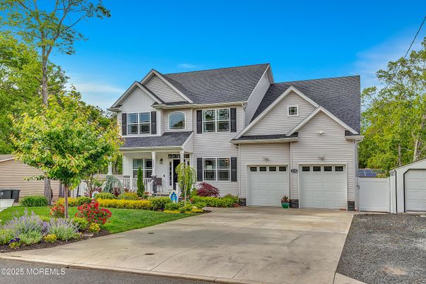 Attached, Exterior, Facade, Farmhouse