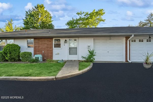 Attached, Exterior, Facade, Brick Facade, Ranch