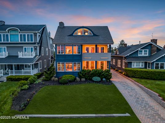 Exterior, Facade, Queen Anne Victorian