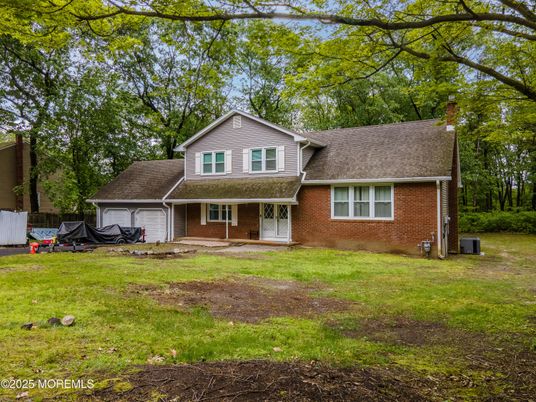 Attached, Exterior, Facade, Brick Facade, Log Home