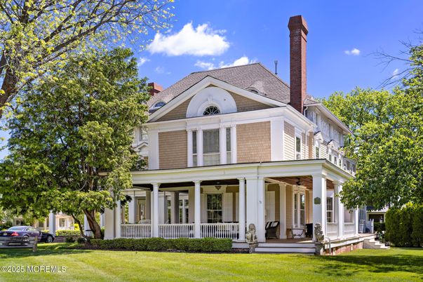 Exterior, Facade, Queen Anne Victorian