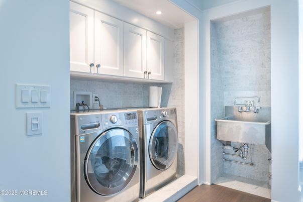 Interior, Recessed Lighting, Washer, Wood Texture Flooring