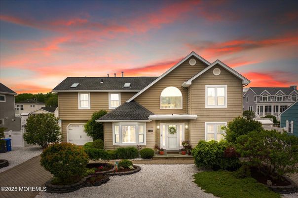Attached, Exterior, Facade, Farmhouse