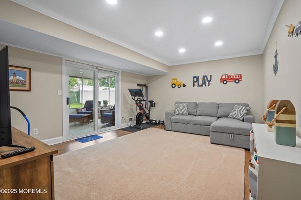 Fitness Equipment, Interior, Living room, Recessed Lighting, Wood Texture Flooring