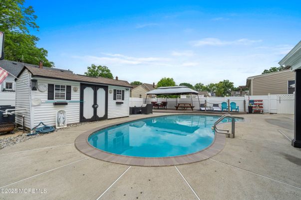 Exterior, Pool