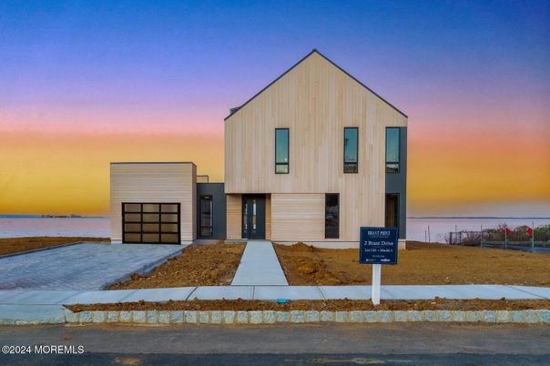 Attached, Exterior, Facade, Modern
