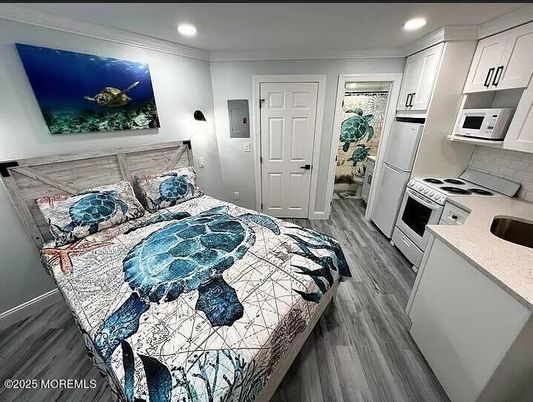 Bedroom, Interior, Kitchen, Recessed Lighting, Wood Texture Flooring