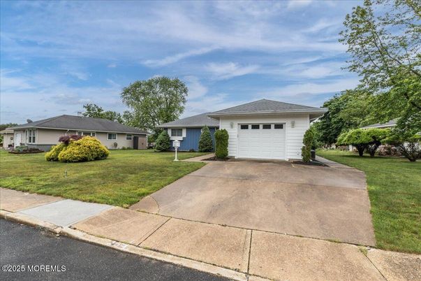 Attached, Exterior, Facade, Ranch