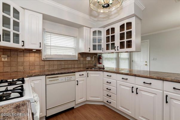 Chandelier, Interior, Kitchen, Wood Texture Flooring