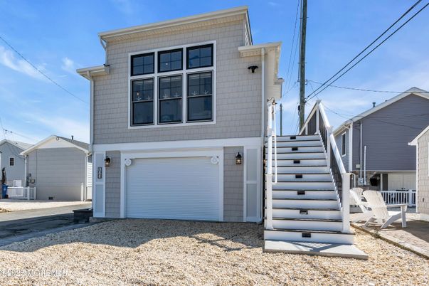 Attached, Exterior, Facade, Rowhouse
