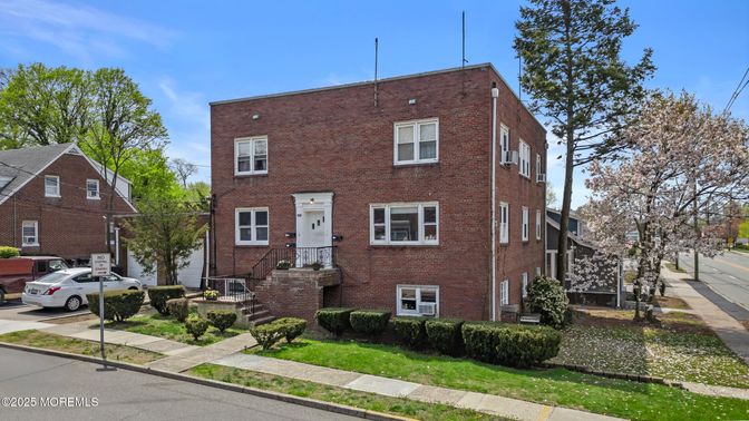 Exterior, Facade, Brick Facade, Rowhouse