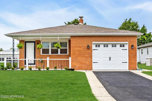 Attached, Exterior, Facade, Brick Facade, Split Level