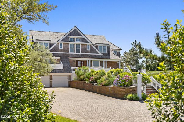 Attached, Exterior, Facade, Brick Facade, Queen Anne Victorian