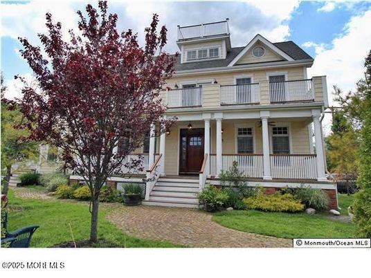 Exterior, Facade, American Foursquare